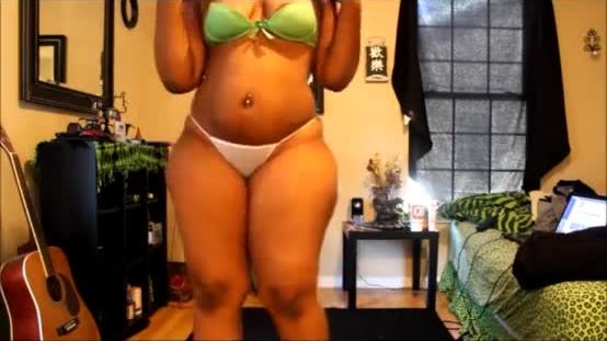 Thick girl jiggling and dancing