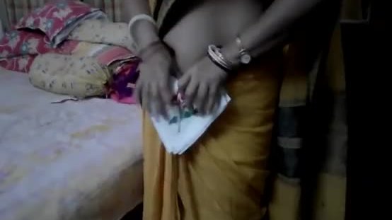 Desi tamil Married aunty exposing navel in saree with audio