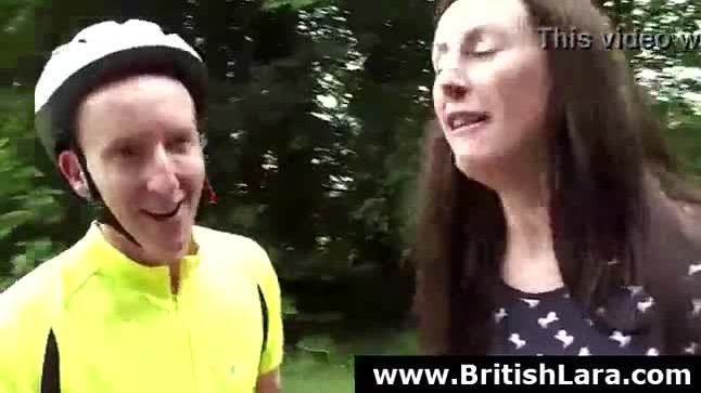 Mature British lady picks up dude to fuck outdoors