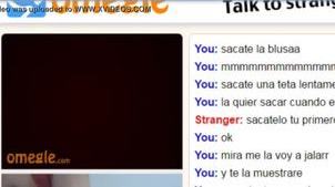 Tetona se chupa una teta en Omegle