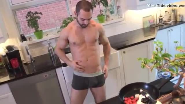 Muscled Dude Wanking in the Kitchen