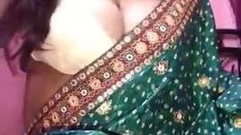 Horny desi bhabhi showing boobs on live in Green saree with Clear audio n moaning