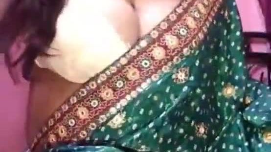 Horny desi bhabhi showing boobs on live in Green saree with Clear audio n moaning